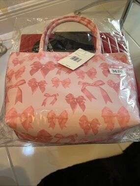 BETSEY JOHNSON NWT RIBBONS & BOWS PINK INSULATED LUNCH TOTE